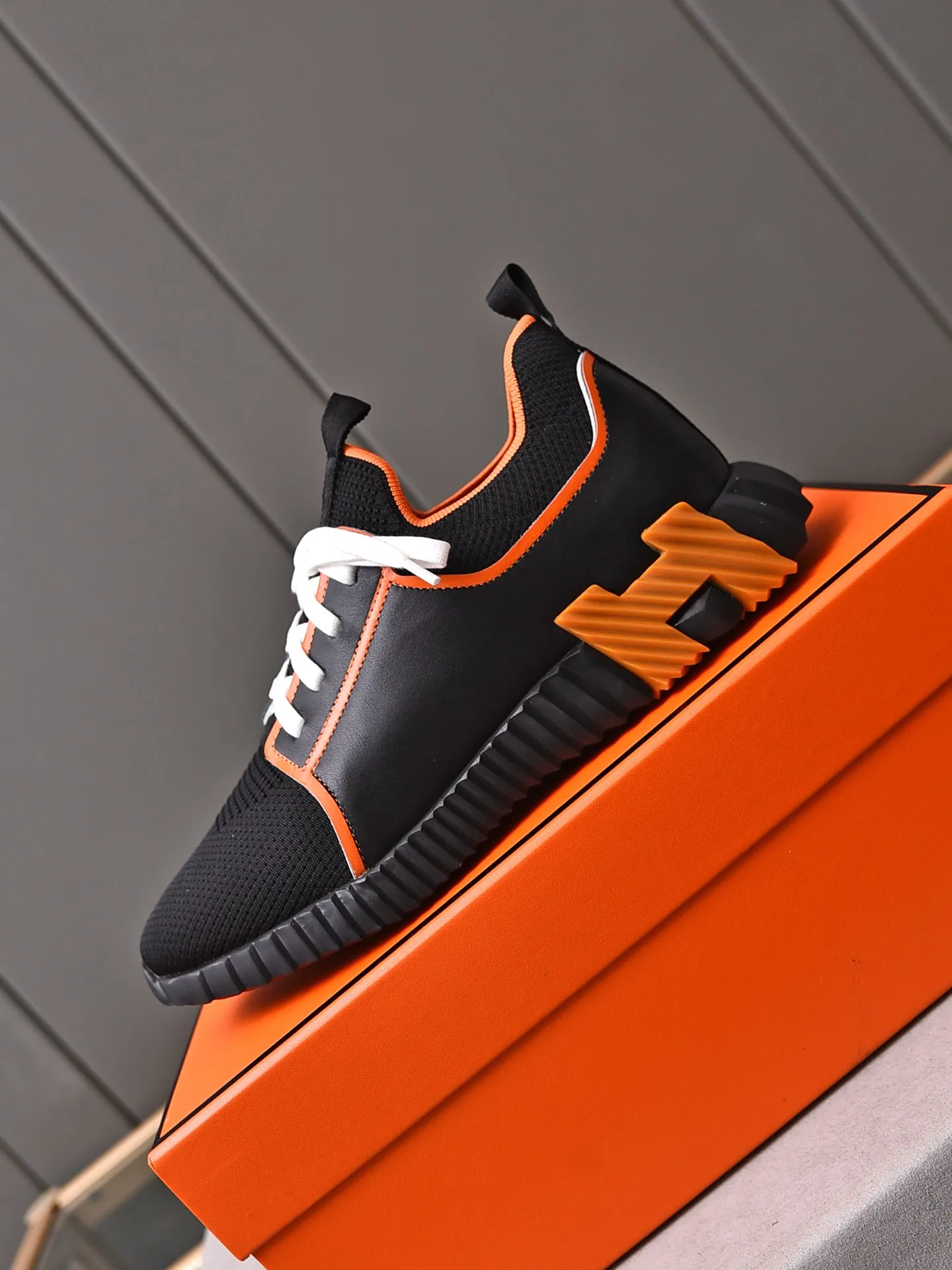 Factory price PP600 [Hermes] fe new arrival~ New Bouncing sneakers are the most comfortable shoes from Hermès, no one else⃣️. They are very light on the feet and look great. You won’t feel tired even when you go shopping and running around. 👍 Very light and comfortable, very light, suitable for both sports and leisure, and feel great when you step on them! It’s up to you to choose, there’s always what you want~ ✔️Fabric: Imported first-layer cowhide + high-elastic fly weave ✔️Inner lining: Imported water-dyed cow lining ✔️Outsole: Seamless combination of IP+TPU (multi-color letters) German technology irradiation machine ✔️Code number: Male 38-44 (45 customized)